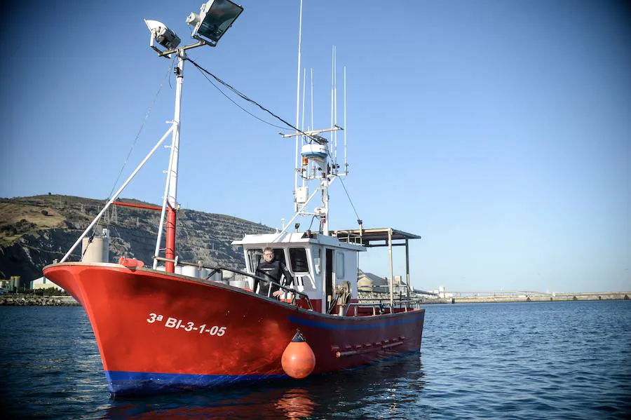 El percebero profesional Javier Frías a bordo de su barco pesquero. 