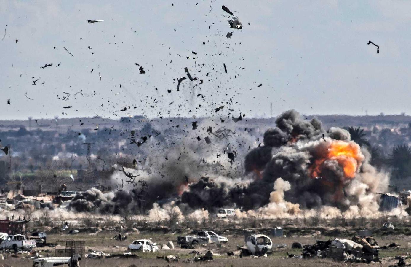 Espectacular explosión por el bombardeo del último bastión del grupo Estado Islámico en Baghouz, Siria