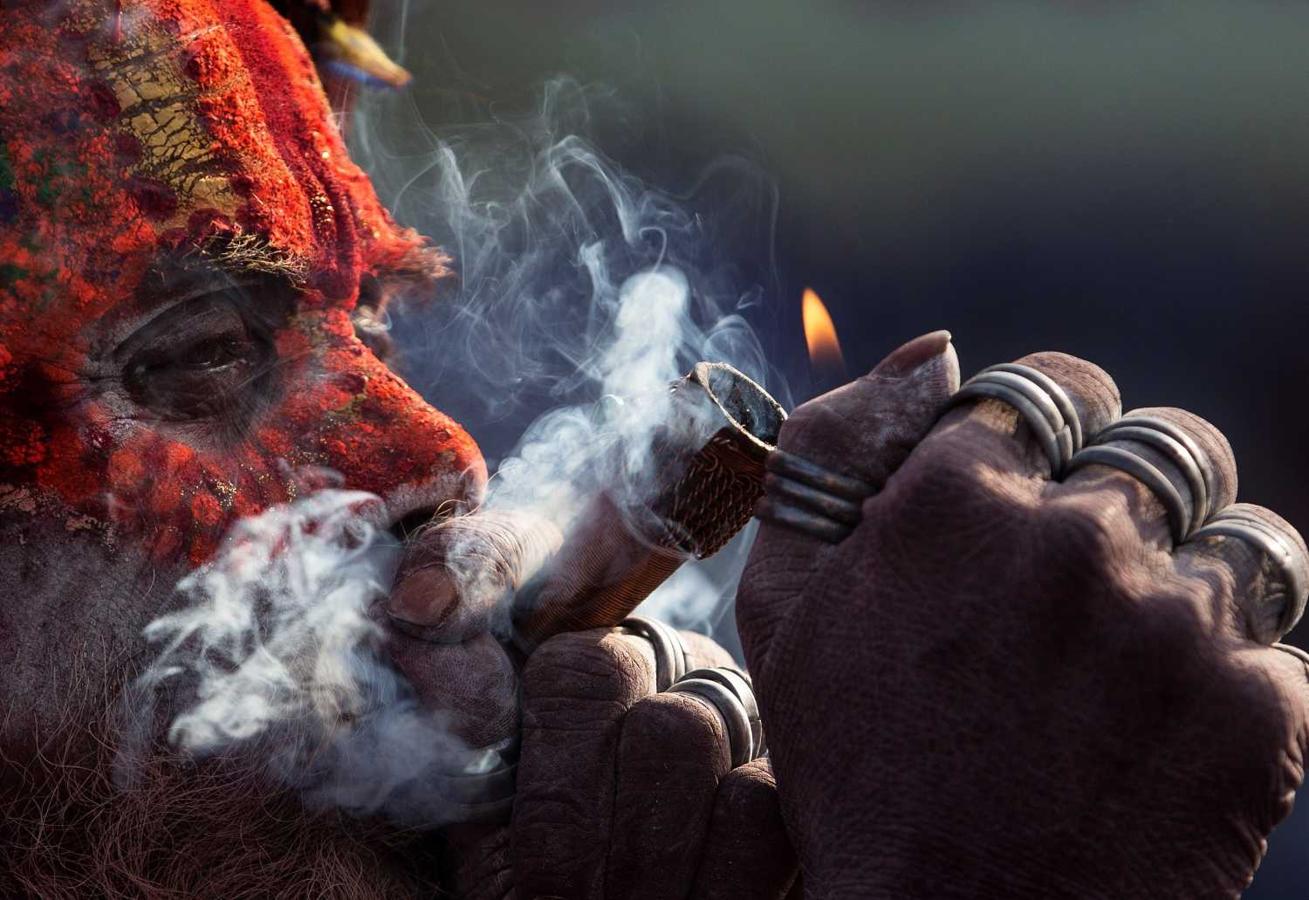 Un "sadhu" fuma una pipa de marihuana en el templo Pashupati de Katmandú (Nepal), durante las celebraciones del festival hindú Maha Shivaratri.