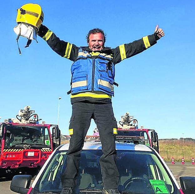 El jefe de Bomberos se despide de sus compañeros, que le homenajearon con un arco de agua.