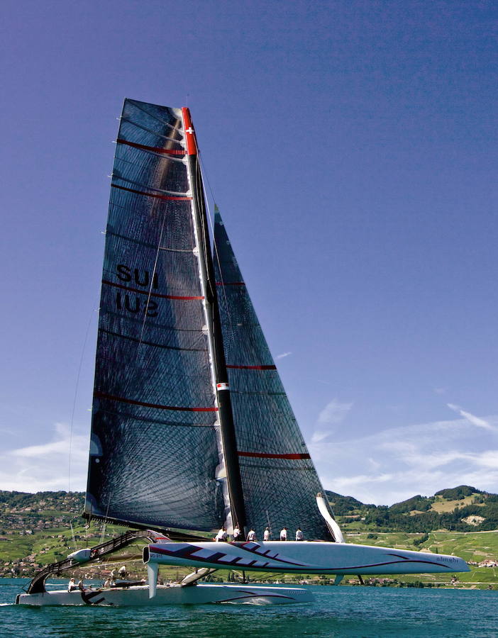 El catamarán gigante de alta tecnología Alinghi 5 navega en el lago de Ginebra, al norte de los Alpes, entre Francia y Suiza, en 2009.