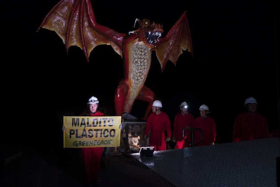 Fotos: Los dragones de &#039;Juego de Tronos&#039; vuelven a Gaztelugatxe para luchar contra el «maldito plástico»