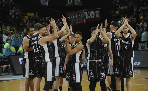 Los jugadores, tras un partido en febrero. 