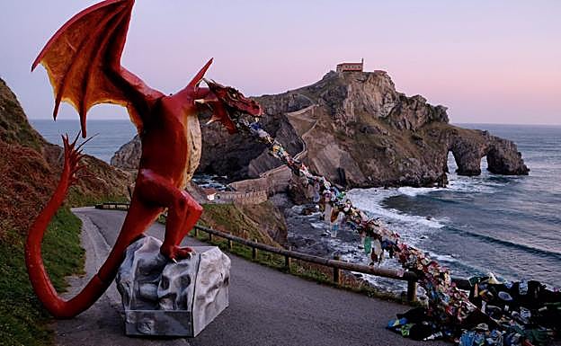 El dragón de Greenpeace escupe plástico en vez de fuego frente a Gaztelugatxe