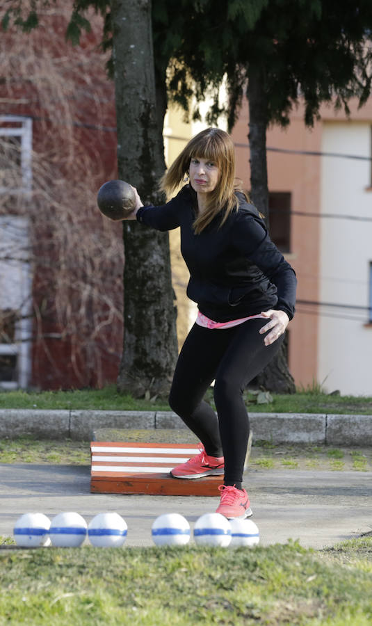 Una treintena de mujeres compite en la modalidad de 'bolos a katxete', un juego con 150 años de historia reservado hasta hace poco a los hombres