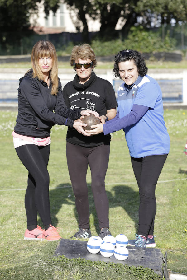 Una treintena de mujeres compite en la modalidad de 'bolos a katxete', un juego con 150 años de historia reservado hasta hace poco a los hombres