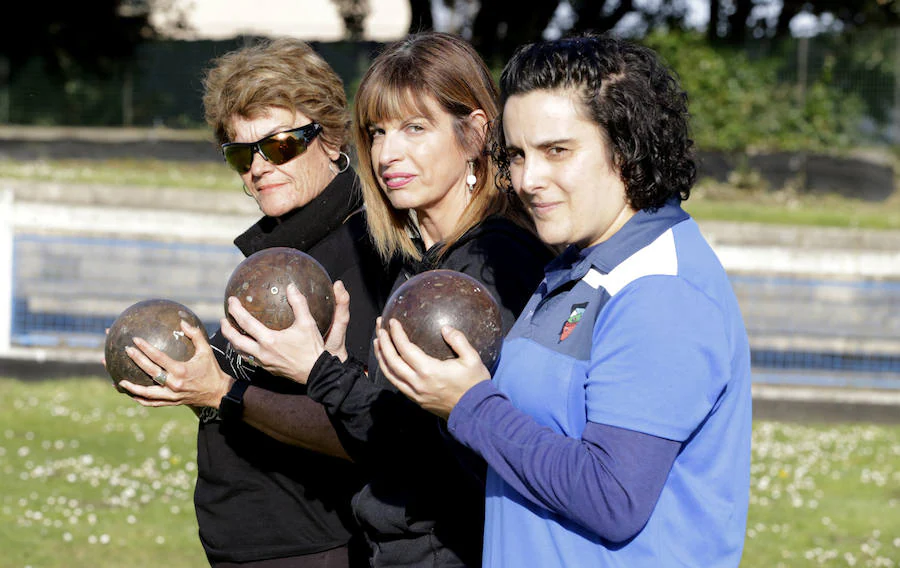 Marga Martínez, Ainhoa Hernández y Verónica Zurdo, las pioneras, sostienen las bolas de guayacán.