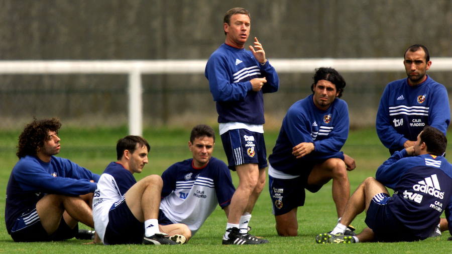 El exentrenador del Athletic conversa con los jugadores en Puente Viesgo en 1998.