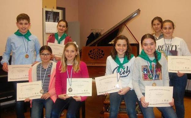 Los ocho premiados muestran los diplomas obtenidos en el Festival de Piano de Andoain. 