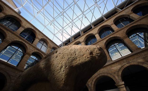 La escultura en la actualidad, bajo la cubierta que protege el claustro del Museo Vasco. 