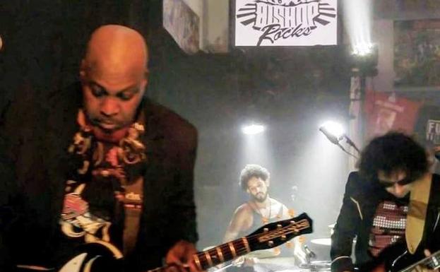 Lord Bishop con la segunda guitarra, el baterista brasileño y el bajista argentino.