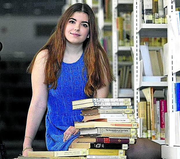 La autora de 24 años recomienda en redes sus libros favoritos con un lenguaje llano. 