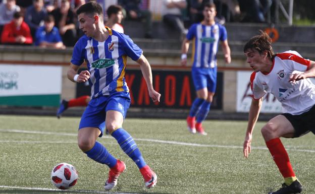 Alberdi conduce el balón durante el encuentro ante el CD Vitoria