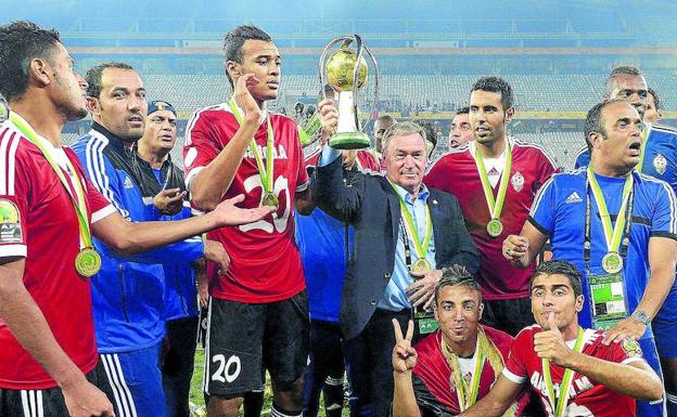 Javier Clemente levanta el trofeo del Campeonato de África de Naciones, que ganó en 2014 con Libia.