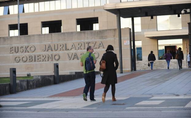 Funcionarios del Gobierno Vasco entrando en las instalaciones de Lakua.
