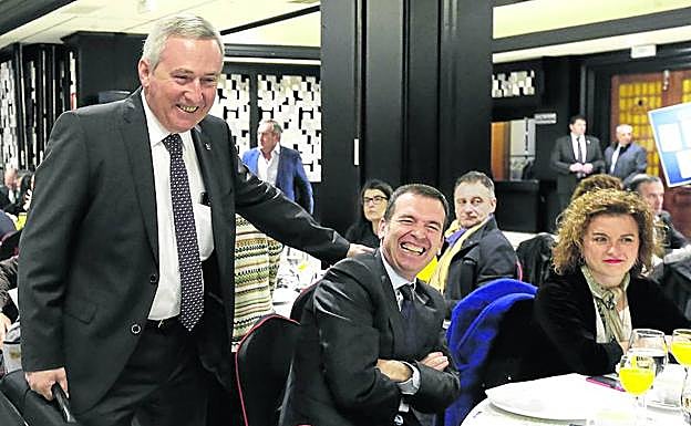 Iñigo Ucín, presidente de la Corporación Mondragón, saluda a Javier Martínez Ojinaga -CAF- y Rosa Lavín, de Konfekoop. 