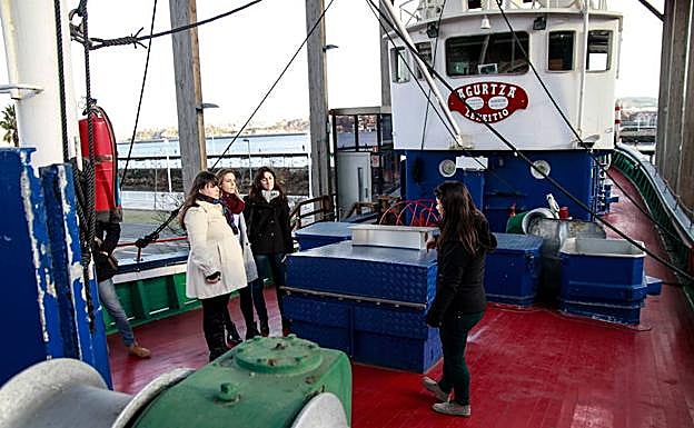 Explicaciones a bordo del atunero.