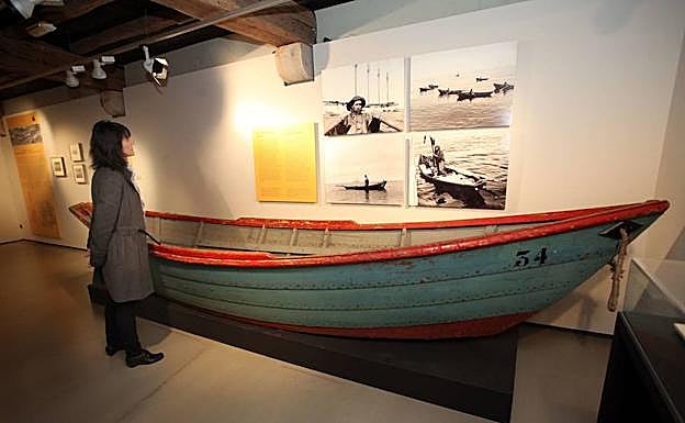 Una mujer observa piezas del Museo Naval.