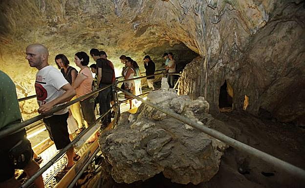 Recorrido guiado por la cueva de Santimamiñe