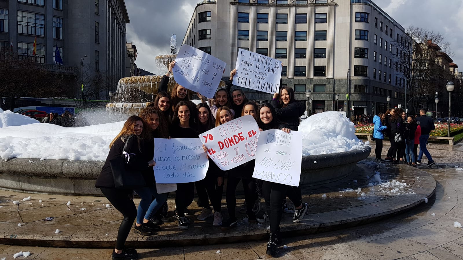 Un grupo de chicas jóvenes se concentra en la plaza Moyua.