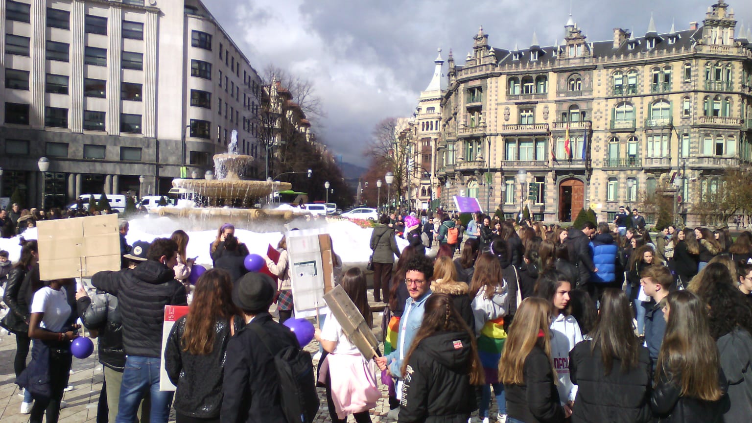 Decenas de estudiantes se concentran en la céntrica plaza bilbaína.