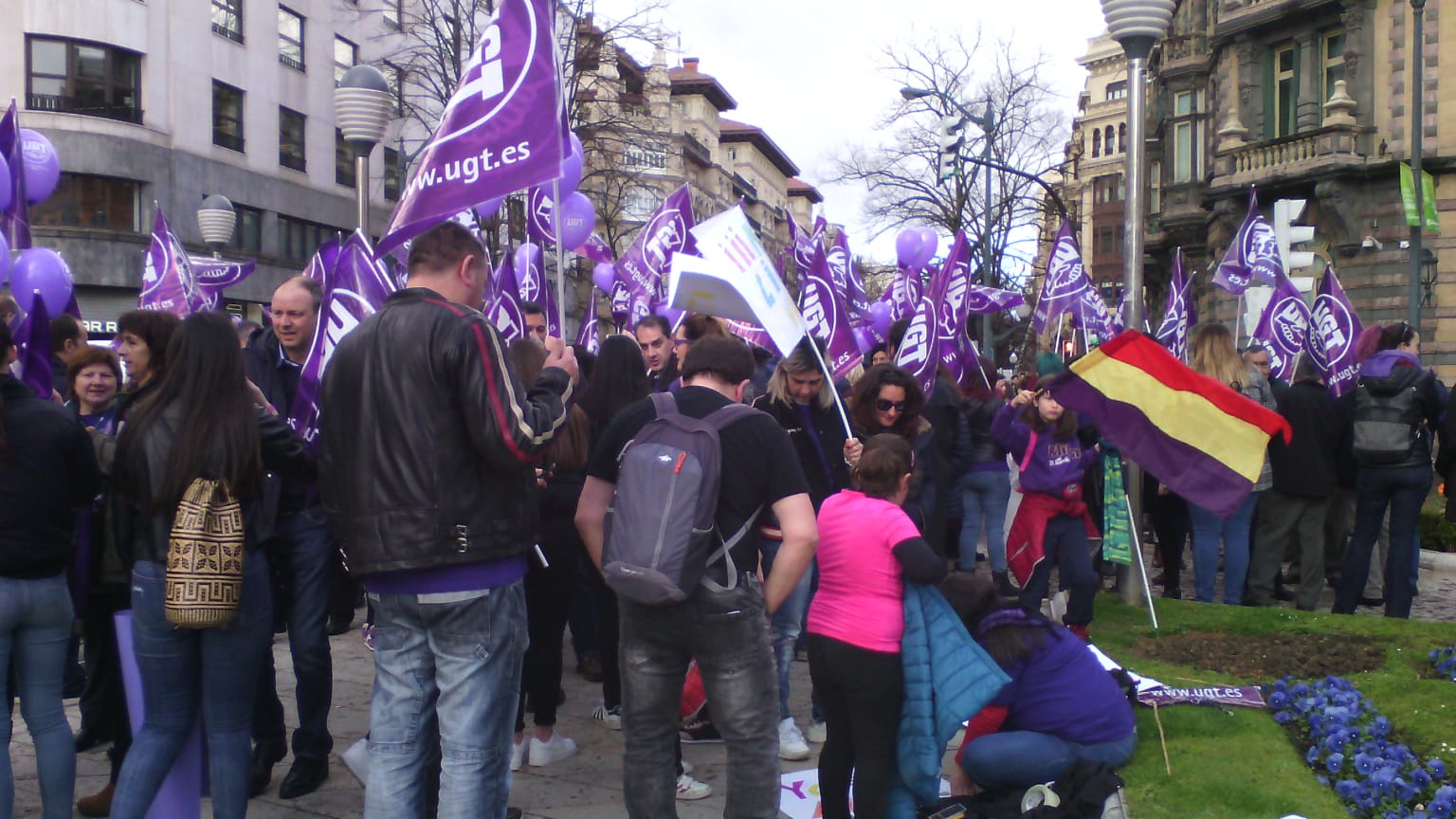 Estudiantes y sindicalistas se encuentran y comparten banderas.