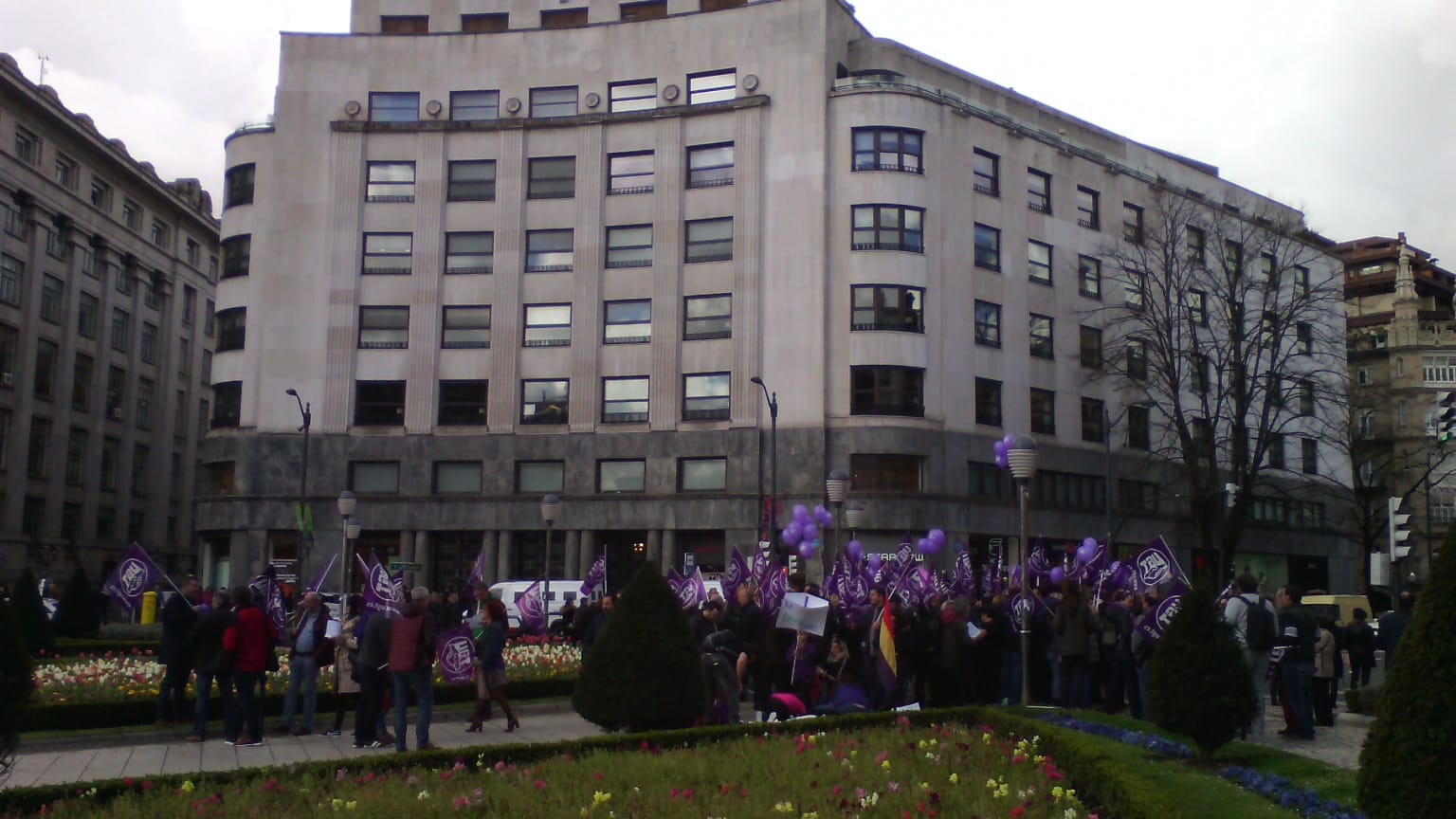 Grupo de UGT se incorpora a la concentración de Moyua.