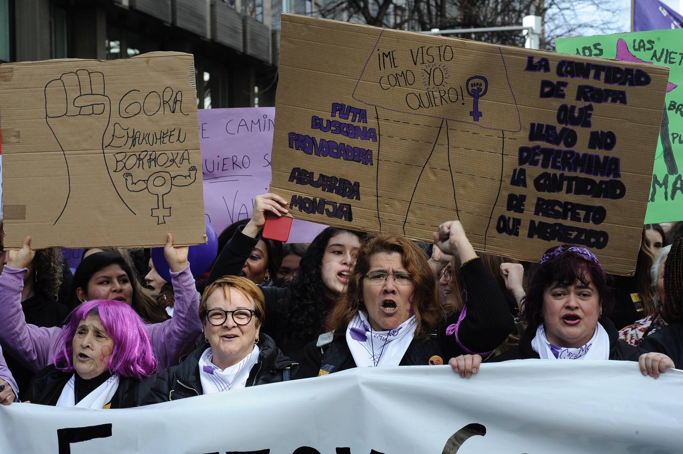 Miles de personas han participado en la primera gran manifestación de la jornada del 8-M.