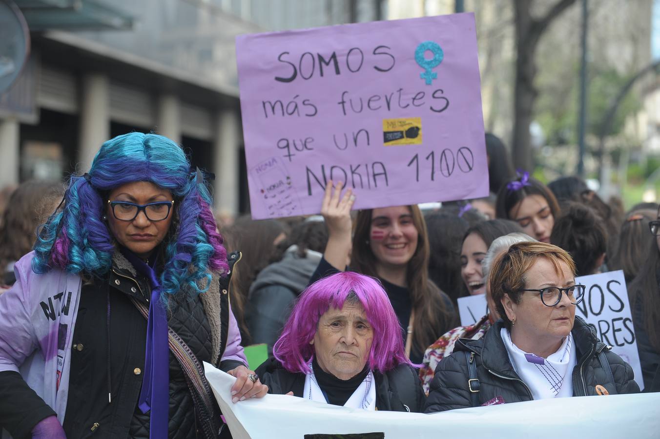 Miles de personas han participado en la primera gran manifestación de la jornada del 8-M.