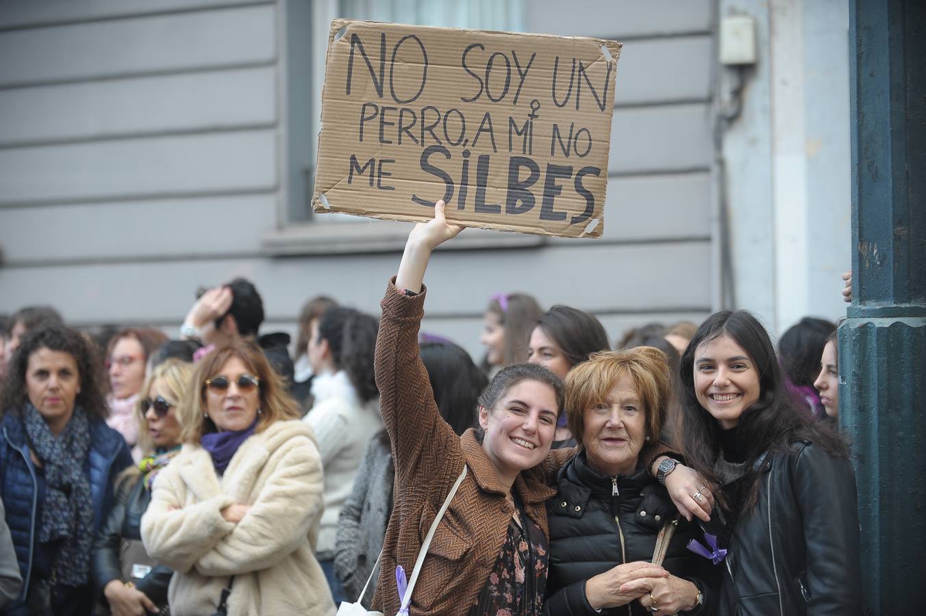 Miles de personas han participado en la primera gran manifestación de la jornada del 8-M.