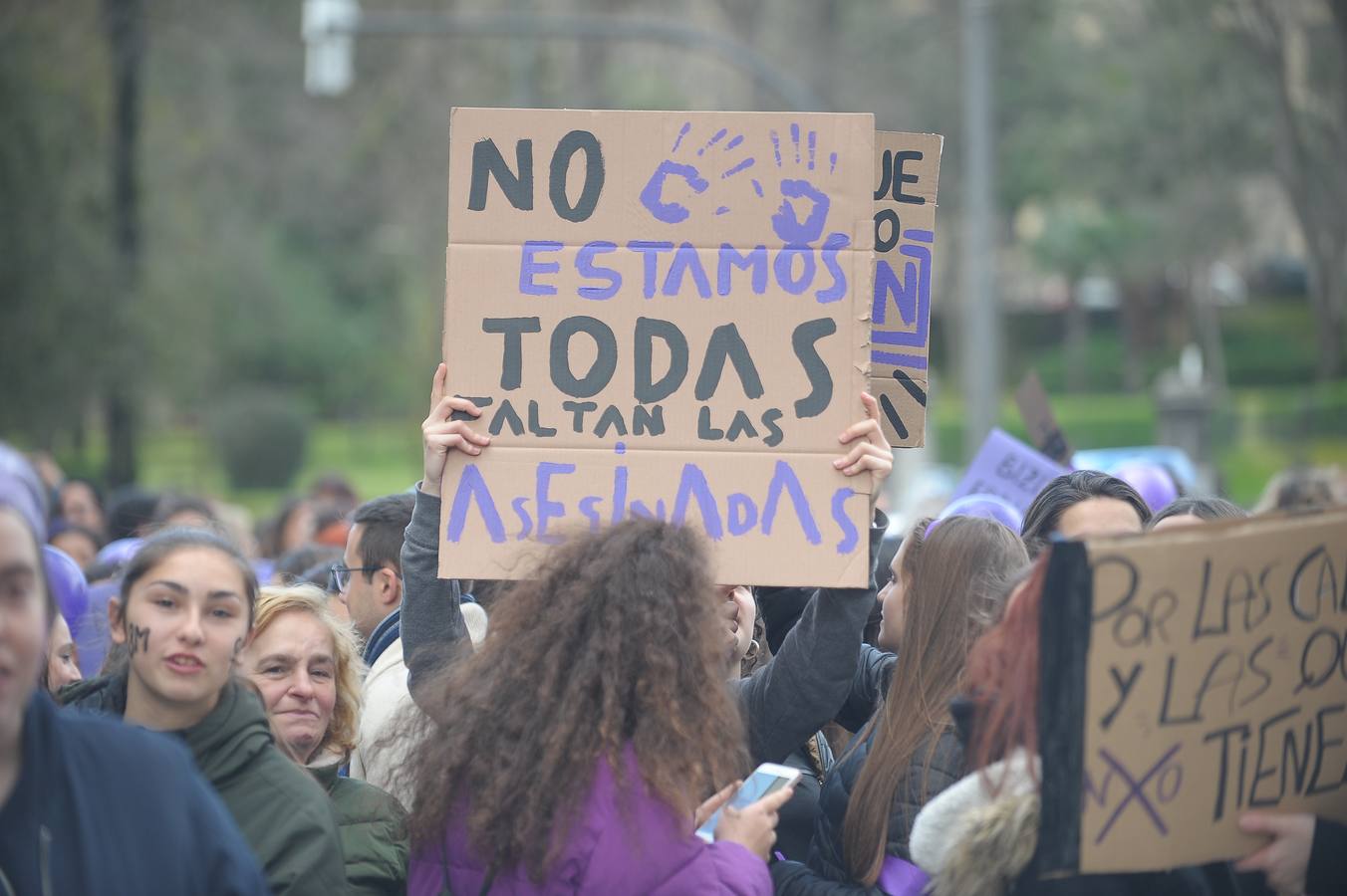 Miles de personas han participado en la primera gran manifestación de la jornada del 8-M.