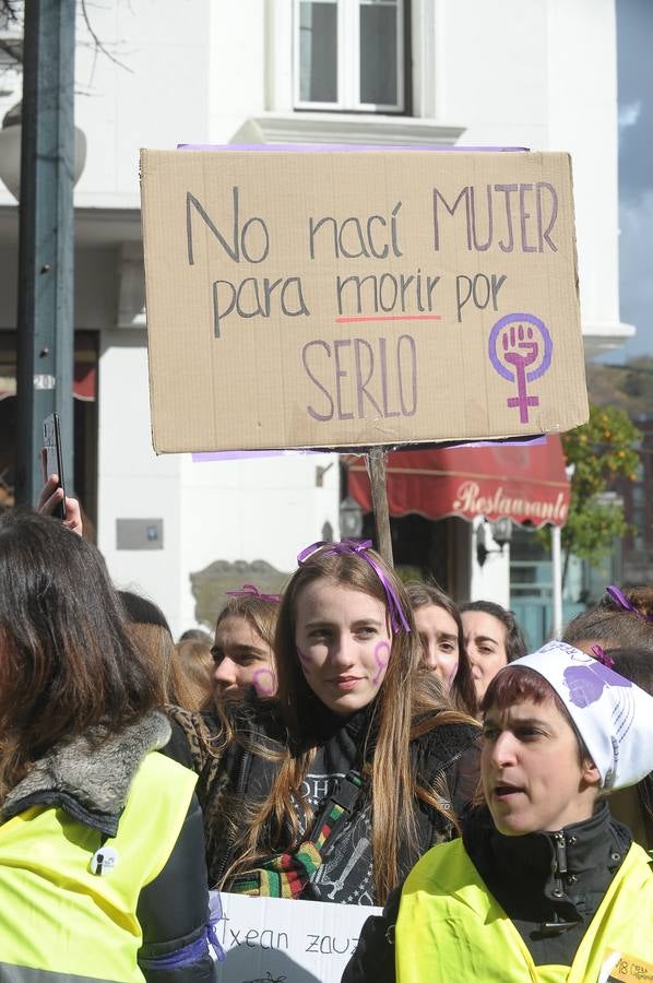 Miles de personas han participado en la primera gran manifestación de la jornada del 8-M.