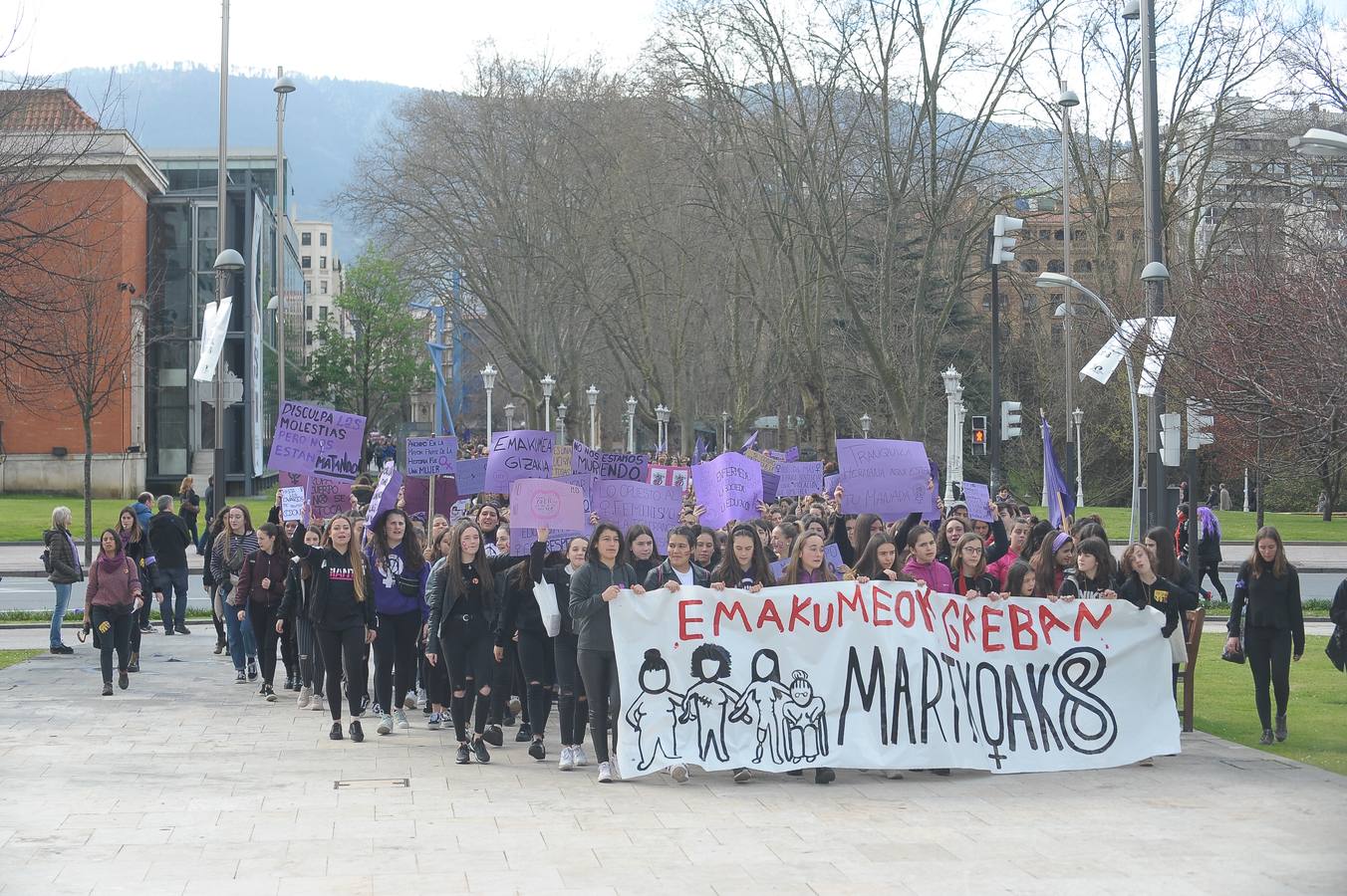 Miles de personas han participado en la primera gran manifestación de la jornada del 8-M.