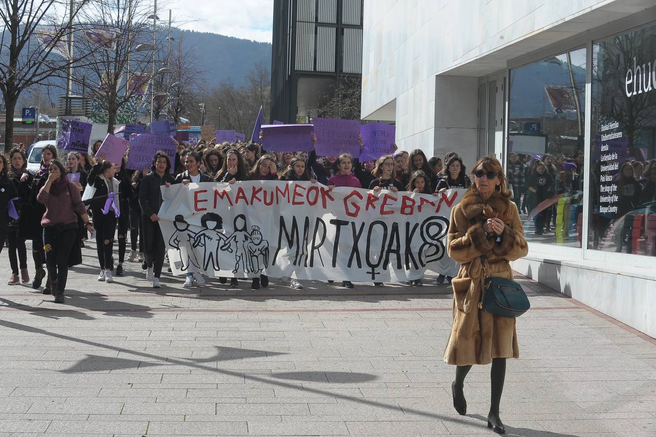 Miles de personas han participado en la primera gran manifestación de la jornada del 8-M.