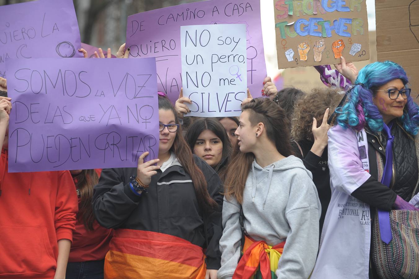 Miles de personas han participado en la primera gran manifestación de la jornada del 8-M.