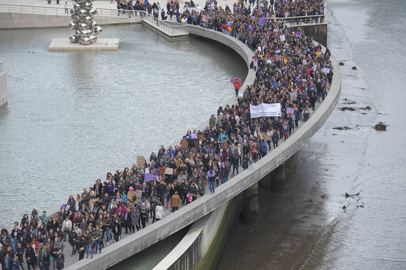 Miles de personas han participado en la primera gran manifestación de la jornada del 8-M.