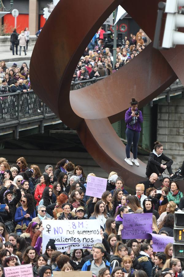 Miles de personas han participado en la primera gran manifestación de la jornada del 8-M.