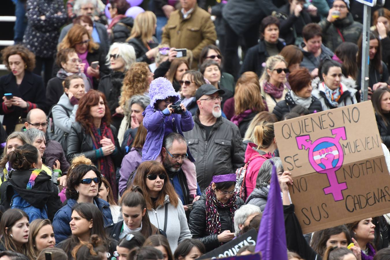 Miles de personas han participado en la primera gran manifestación de la jornada del 8-M.