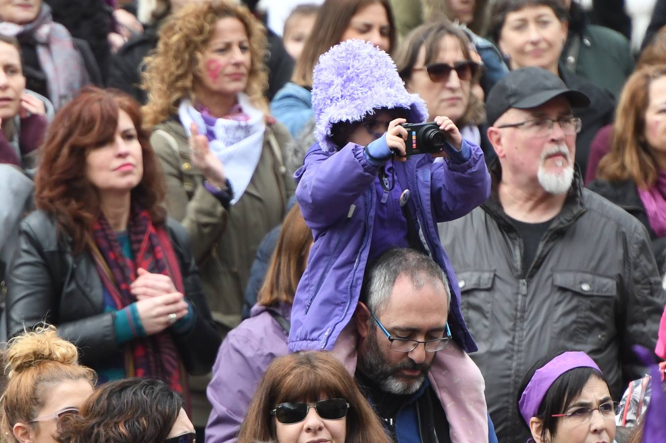 Miles de personas han participado en la primera gran manifestación de la jornada del 8-M.