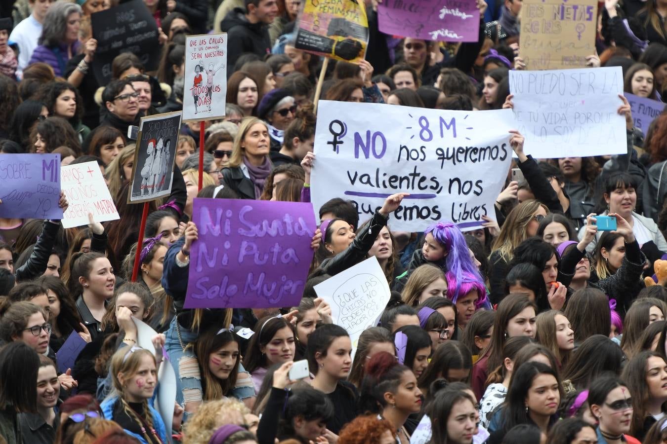 Miles de personas han participado en la primera gran manifestación de la jornada del 8-M.