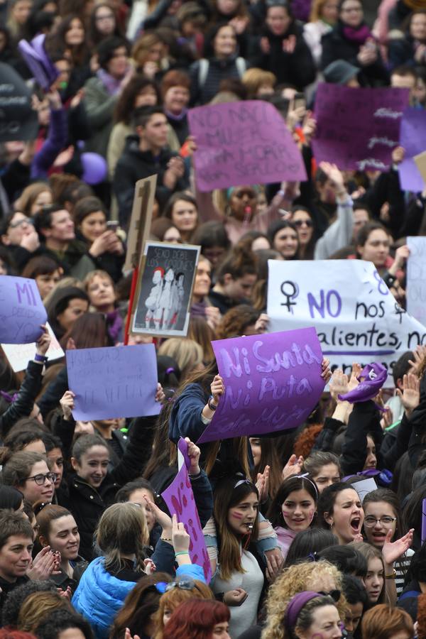 Miles de personas han participado en la primera gran manifestación de la jornada del 8-M.