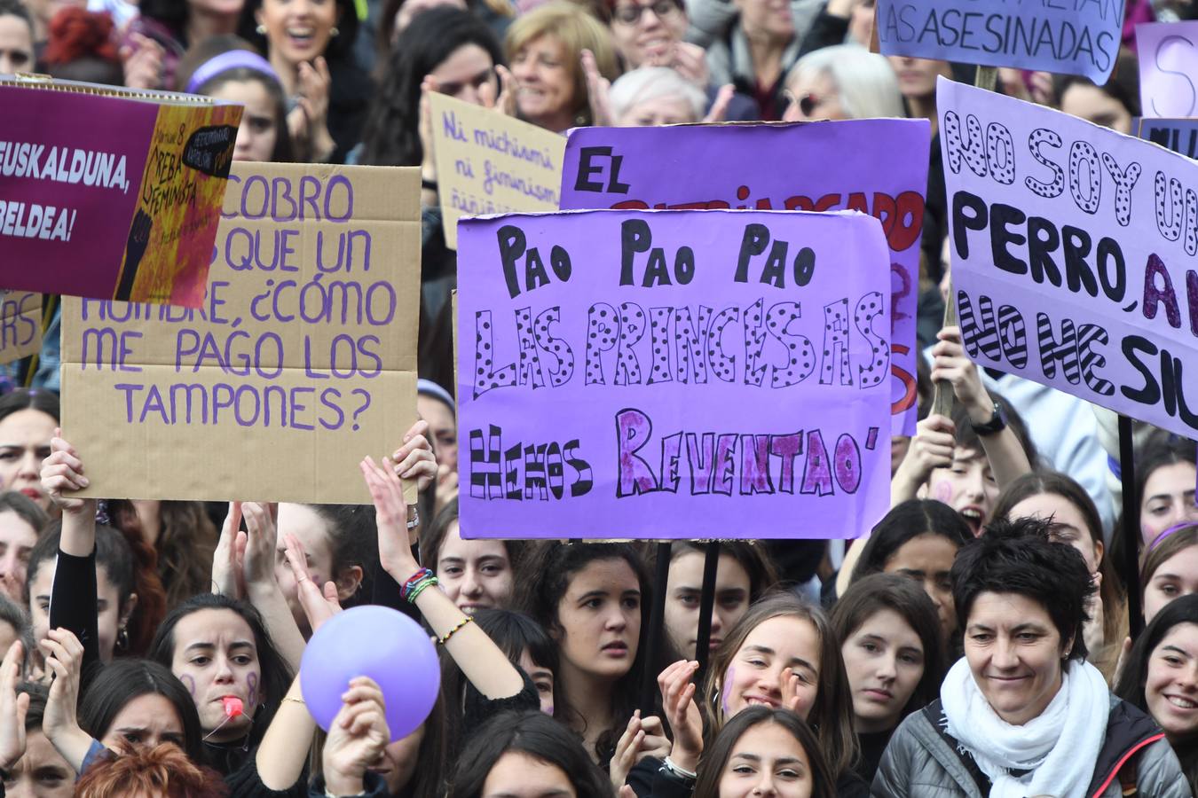 Miles de personas han participado en la primera gran manifestación de la jornada del 8-M.