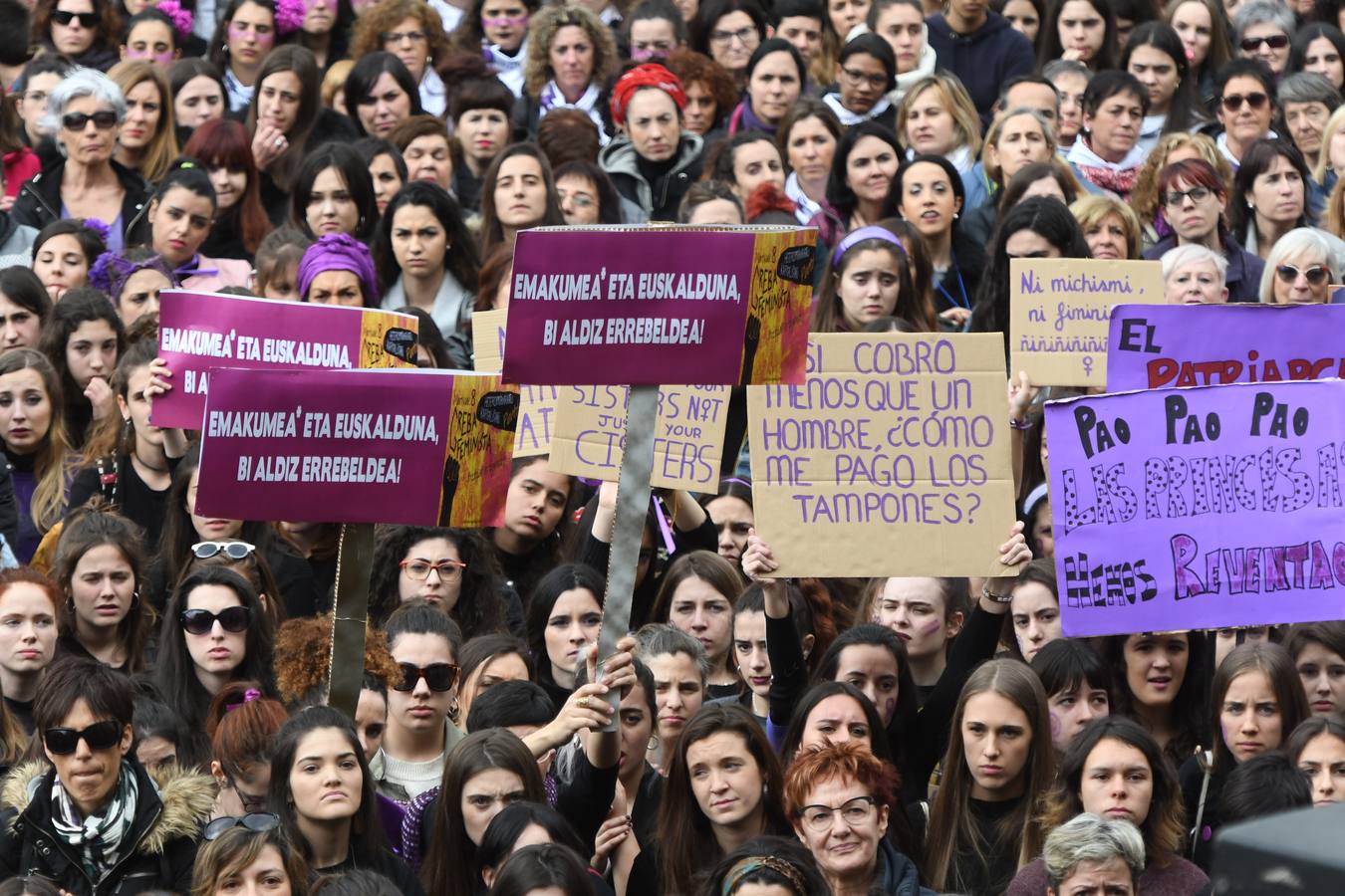 Miles de personas han participado en la primera gran manifestación de la jornada del 8-M.