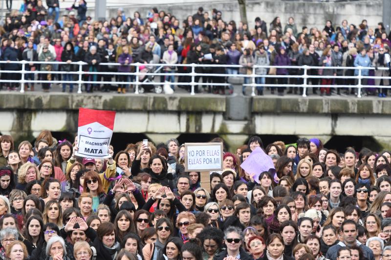 Miles de personas han participado en la primera gran manifestación de la jornada del 8-M.