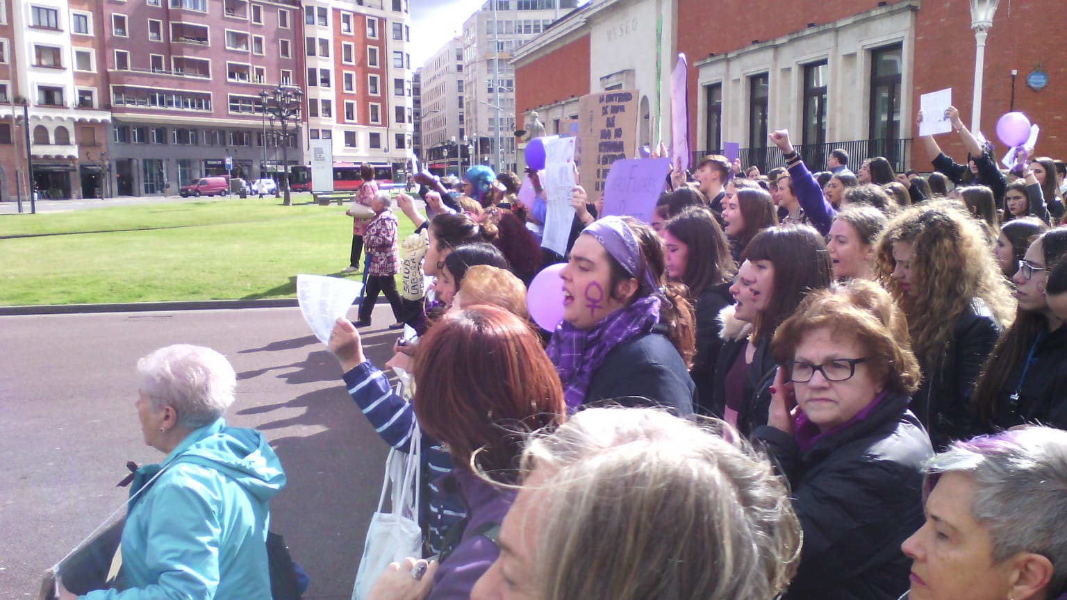 Miles de personas han participado en la primera gran manifestación de la jornada del 8-M.