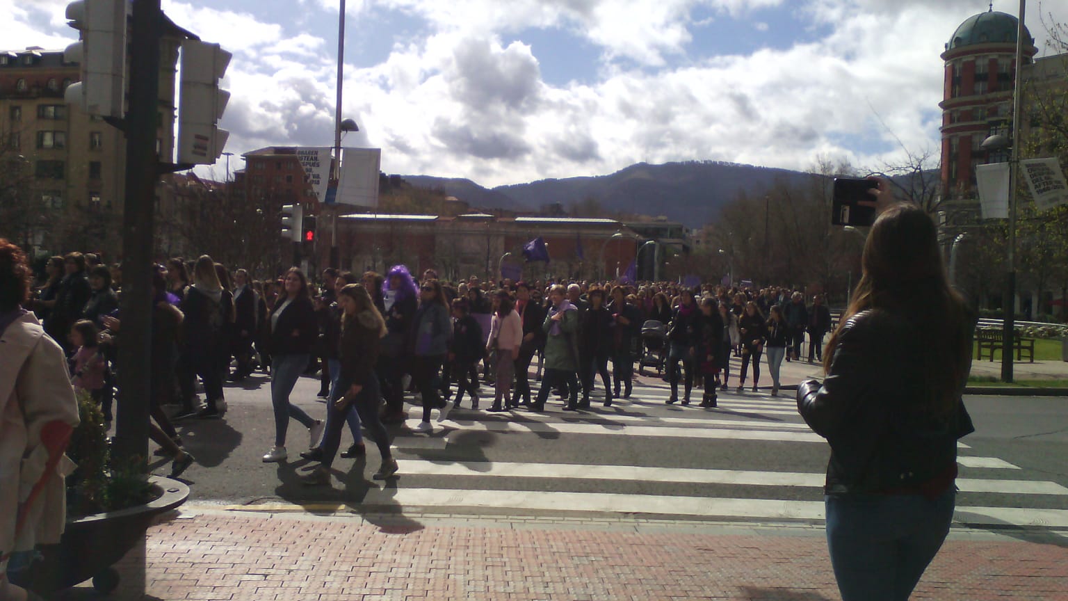 Miles de personas han participado en la primera gran manifestación de la jornada del 8-M.