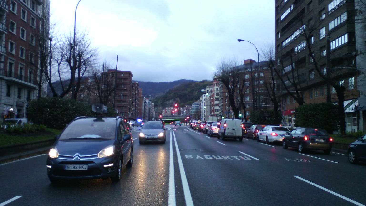 Cientos de mujeres participan en varios piquetes para cortar el tráfico en Bilbao