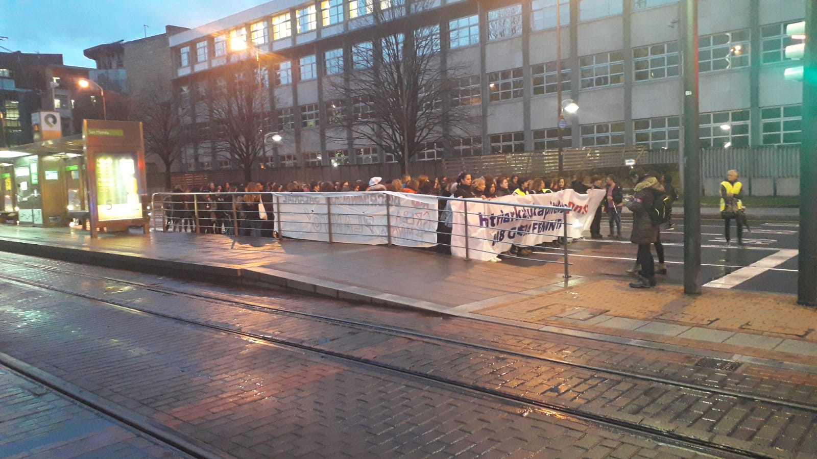 Cientos de mujeres participan en varios piquetes para cortar el tráfico en Bilbao