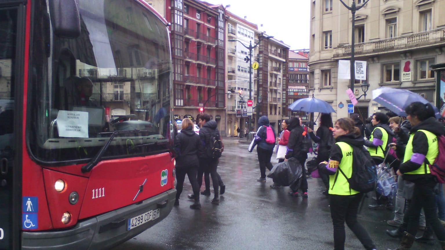 Cientos de mujeres participan en varios piquetes para cortar el tráfico en Bilbao