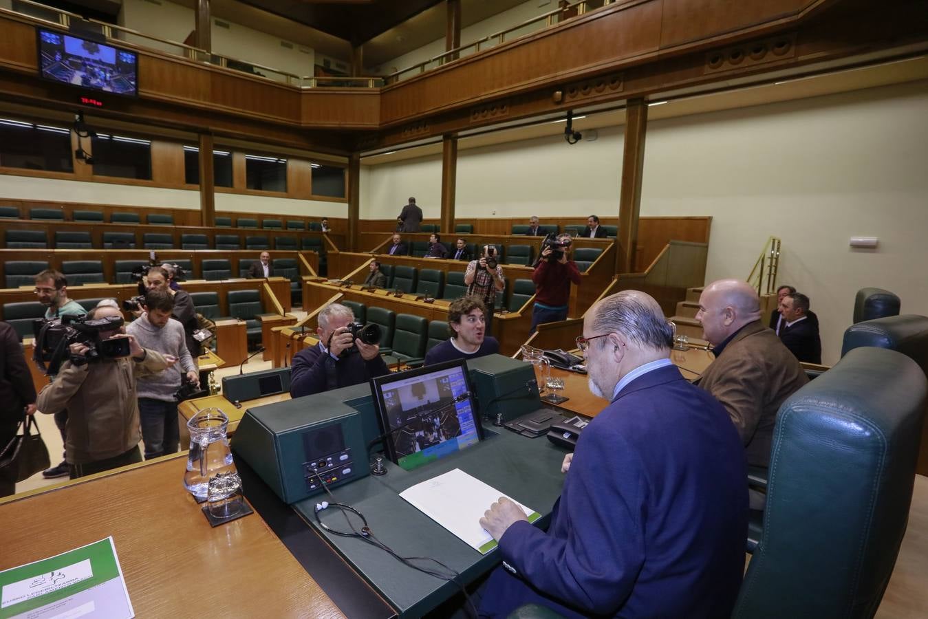 El vicepresidente segundo del Parlamento, el socialista Txarli Prieto, junto a Iñigo Iturrate (PNV).